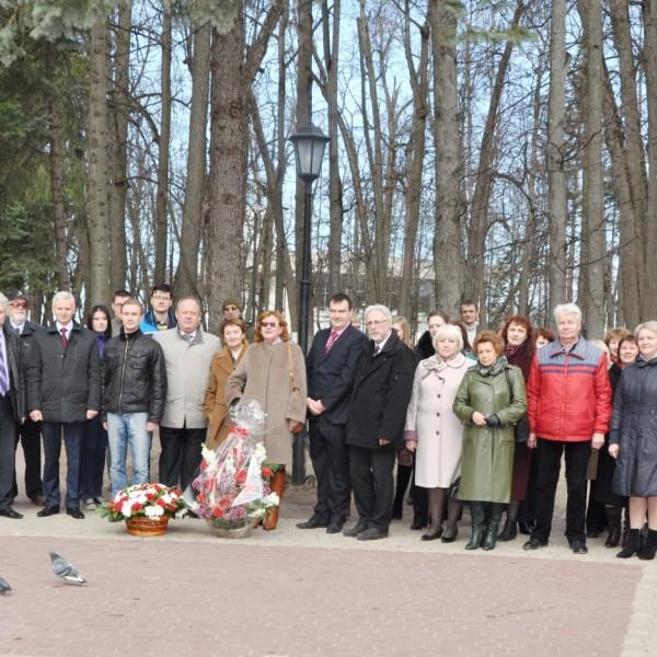 Сотрудники ГМИК им. К.Э. Циолковского и КФ НПО им. С.А. Лавочкина на возложении цветов на могилу К.Э. Циолковского