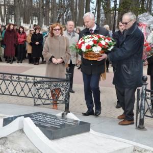 Директор ГМИК им. К.Э. Циолковского Н.А. Абакумова, директор КФ НПО им. С.А. Лавочкина П.В. Середин и летчик-космонавт Российской Федерации, Герой Российской Федерации С.В. Авдеев возлагают цветы к могиле К.Э. Циолковского