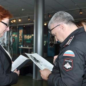 Антон Губанков изучает предложения музея истории космонавтики