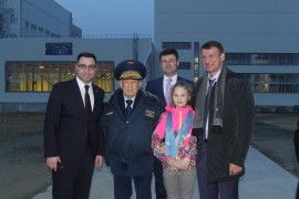 Представители делегации Калуги в г. Циолковский (Углегорск) на космодроме Восточный – заместитель начальника управления экономики и имущественных  отношений города Калуги Р.М. Евстратов и заместитель Городского головы города Калуги Ю.Е. Моисеев с Летчиком-космонавтом СССР, дважды Героем Советского Союза  А.А. Леоновым