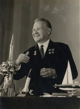 В.Н. Челомей принимает поздравления с 70-летием