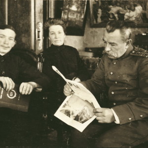 Александр Чижевский с тетей и дядей. Калуга. 1914 год