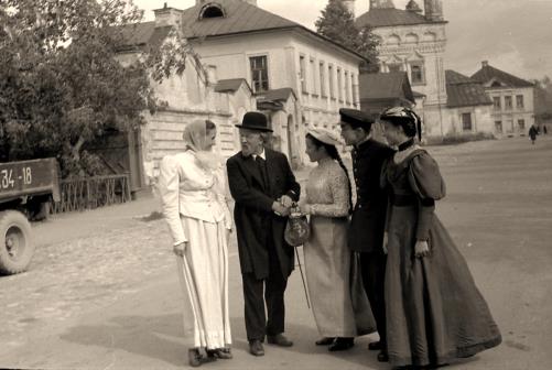 Артист Г.И. Соловьев (первый исполнитель роли К.Э. Циолковского) с членами съемочной группы фильма «Дорога к звездам». На заднем плане - церковь Покрова на рву. Калуга, сентябрь 1957 г. ГМИК.