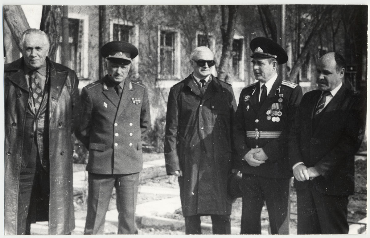 Главные конструкторы космической техники Бармин В.П. ( 1-й слева направо) и Глушко В.П. (3-й слева направо) на космодроме Байконур.