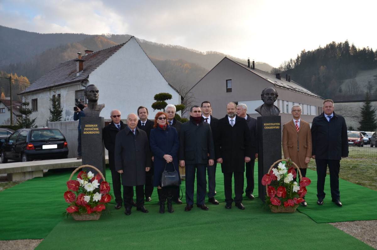 Открытие аллеи основоположников космонавтики и бюстов К.Э. Циолковскогому и Г. Поточнику-Ноордунгу. В первом ряду слева направо: Посол России в Словении Д.Г.Завгаев, директор Государственного музея истории космонавтики им. К.Э. Циолковского Н.А.Абакумова, первый заместитель Председателя Совета Федерации Федерального Собрания Российской Федерации Н.В. Федоров, Председатель Государственного Совета Словении А. Ковшца, вице-премьер, Министр образования, науки и спорта Е. Пикало, Министр экономического развития и технологий З. Почивалшек. Во втором ряду слева направо: мэр муниципалитета Витанье М. Полутник, Министр культуры Д. Прешичек, летчик-космонавт, Герой России Ю.М. Батурин, директор КЦЕКТ Д. Когольд, заместитель Губернатора Калужской области В.В. Потемкин