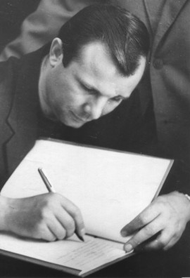 Ю.А. Гагарин оставляет запись в книге посетителей Дома-музея К.Э. Циолковского.