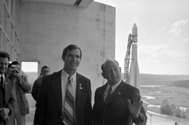 Летчик-космонавт СССР А.А. Леонов и астронавт США  Д. Скотт на балконе музея. Фото С. Денисова. 23 июня 1973 г.