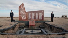 Фото – Памятник на Байконуре